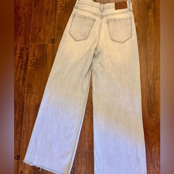 Carly Jean Los Angeles Light Wash Wide-Leg Hollands Jeans - Picture 3 of 6